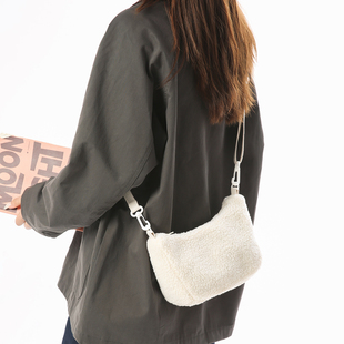可爱羊羔毛包包女2025秋冬新款手机包休闲饺子包毛绒单肩斜挎包