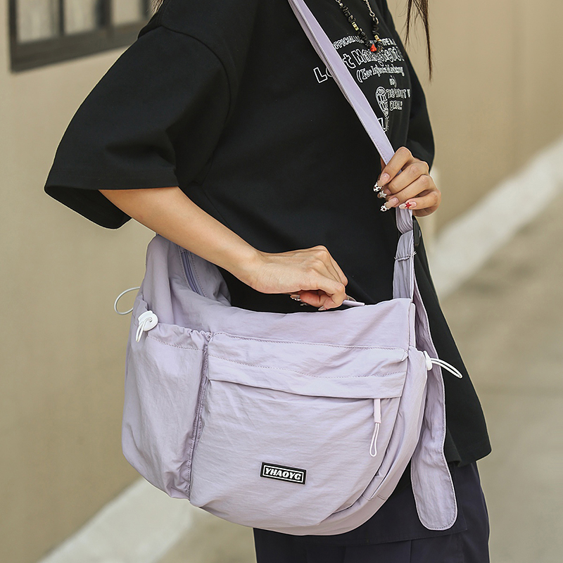 尼龙布斜挎大容量休闲单肩饺子包