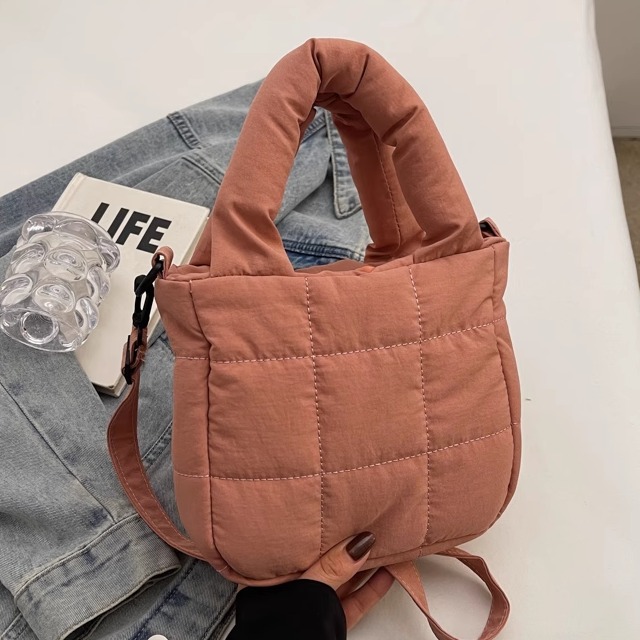 手提单肩斜挎包菱格方块充棉百搭