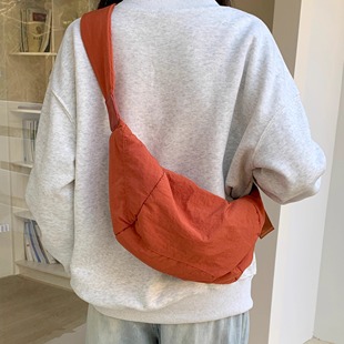 日系复古百搭斜挎饺子包2024休闲简约牛津布月亮包学生单肩包男女