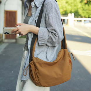 日系大容量慵懒风斜挎包包女休闲百搭通勤包轻便防水尼龙饺子包潮