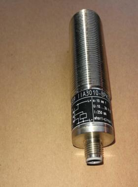 II5689 PNP IIA3010-BPKGV4AUS 接近传感器 10mm IIA3010-BPKG