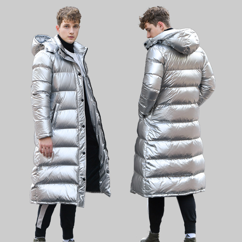 THE NEW MENS LONG SHINY DOWN JACKET IS EXTRA LONG AND THICKENED AND THE WARM AND COLD-PROOF CLOTHING FOR OUTDOOR SPORTS IS LONGER AND THICKER