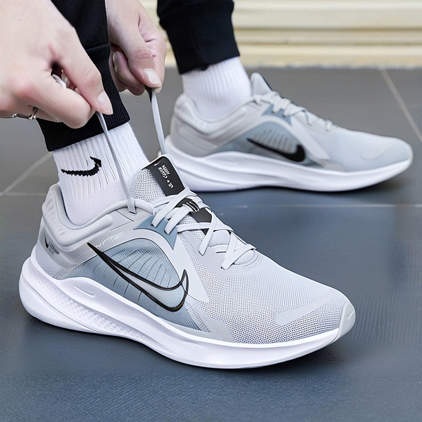 鞋面网眼设计，轻盈透气