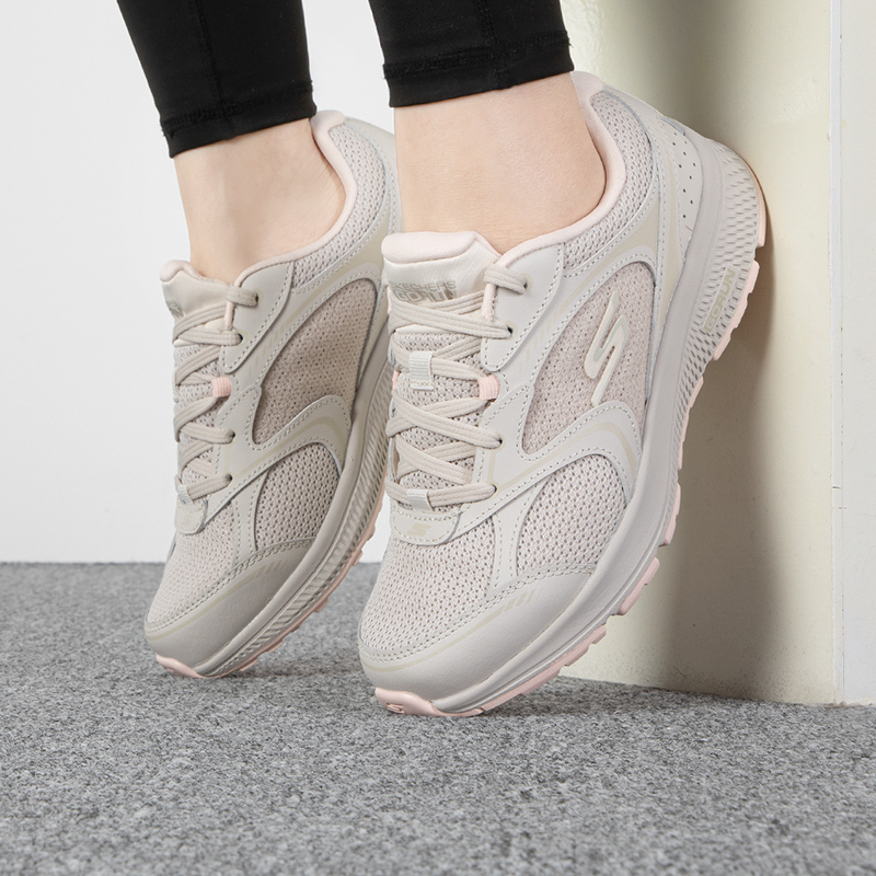 灰色跑步鞋Skechers/斯凯奇