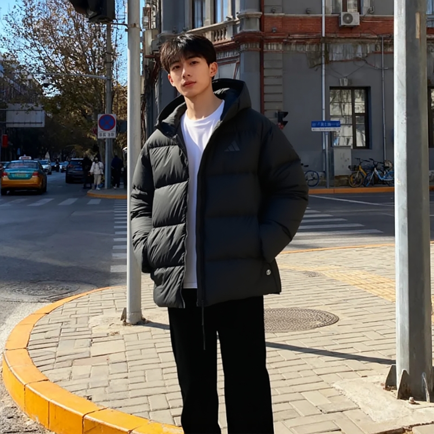 阿迪达斯男款连帽防风羽绒服外套