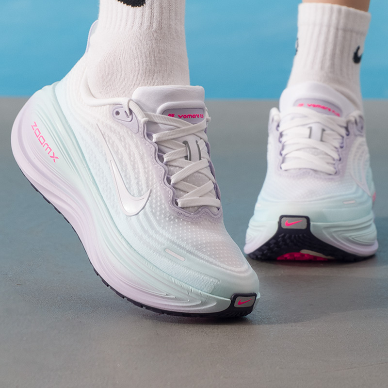 NIKE耐克女鞋冬季VOMERO PLUS运动鞋训练减震网面跑步鞋IM6682