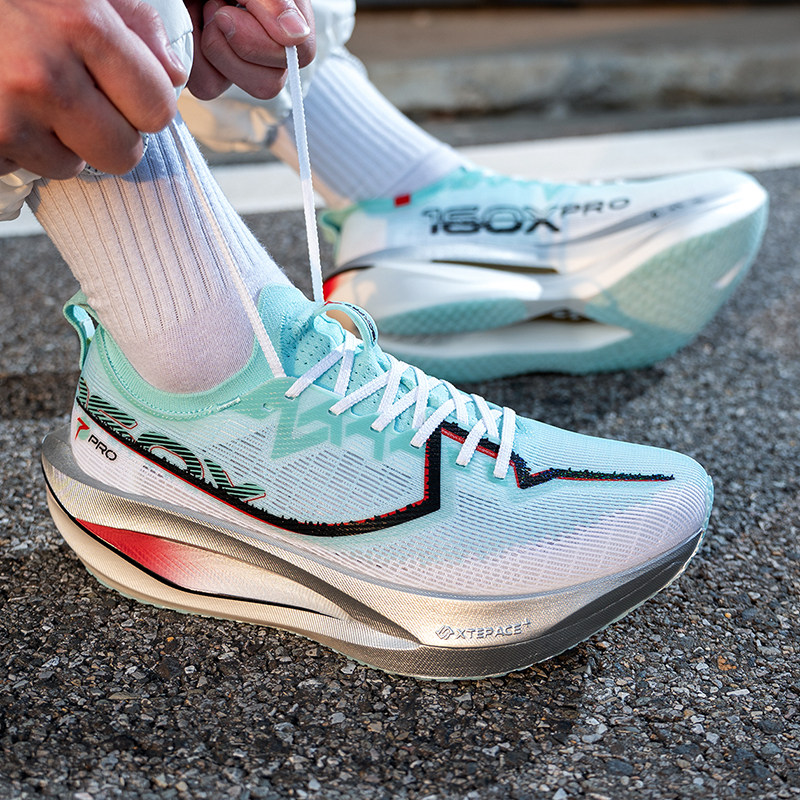 特步跑鞋男鞋2025冬季新款户外160X 7.0 PRO时尚运动鞋时尚跑步鞋