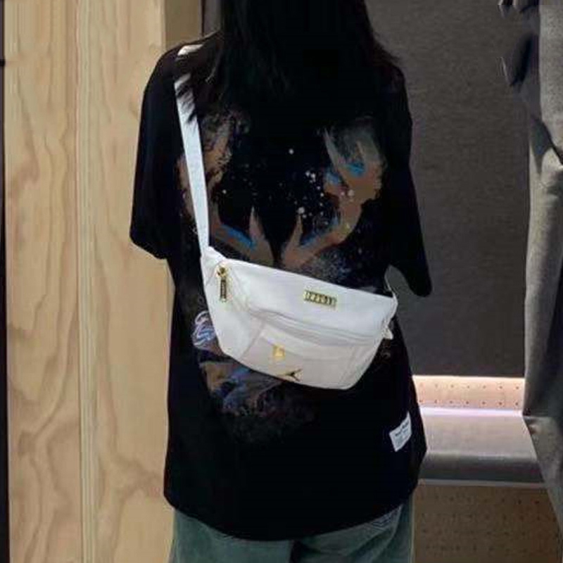 尺寸36.8*8.9*12.7cm，拉链大主袋