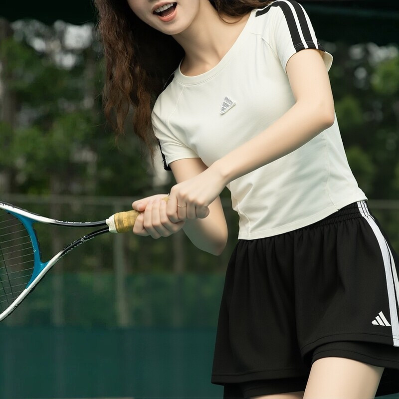 阿迪达斯女装运动套装26新款休闲透气短袖T恤时尚双层短裙两件套