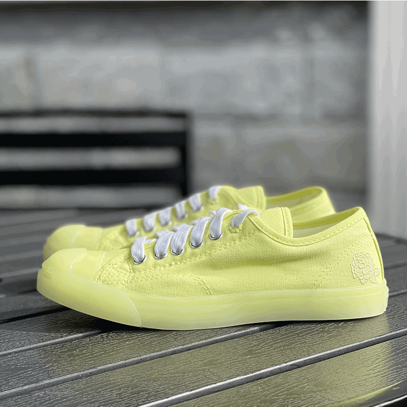 鞋头笑脸标记；橡胶大底；后跟刺绣印花