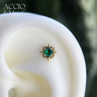 ACCIO&Mu复古雕花镀金钛合金绿色方钻耳骨钉16g精致百搭耳钉flat