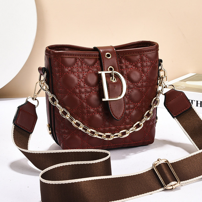 今年流行包包2025年新款轻便斜挎包女高级感小众大容量休闲水桶包