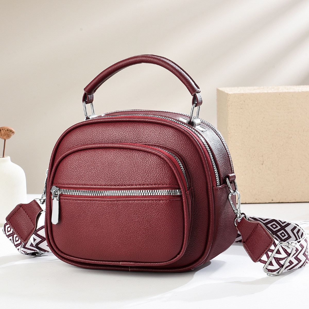 今年流行包包2025秋冬包包新款斜挎包棕色小圆包休闲小包包手提包