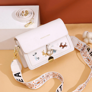 女包包2023新款潮韩版时尚质感可爱刺绣百搭单肩斜挎包小方包小包