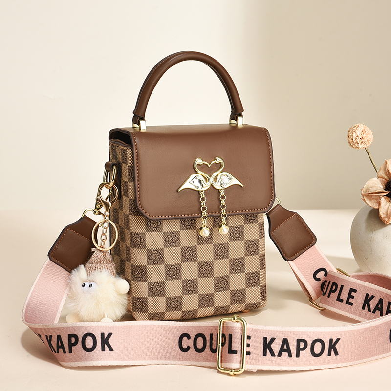 秋冬洋气斜挎包迷你小包包装手机包学生棕色女包2024新款包包少女