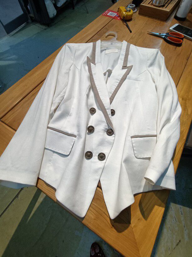 撤柜甩货高端垫肩精致剪裁白色拼接修身短款七分袖小西服女