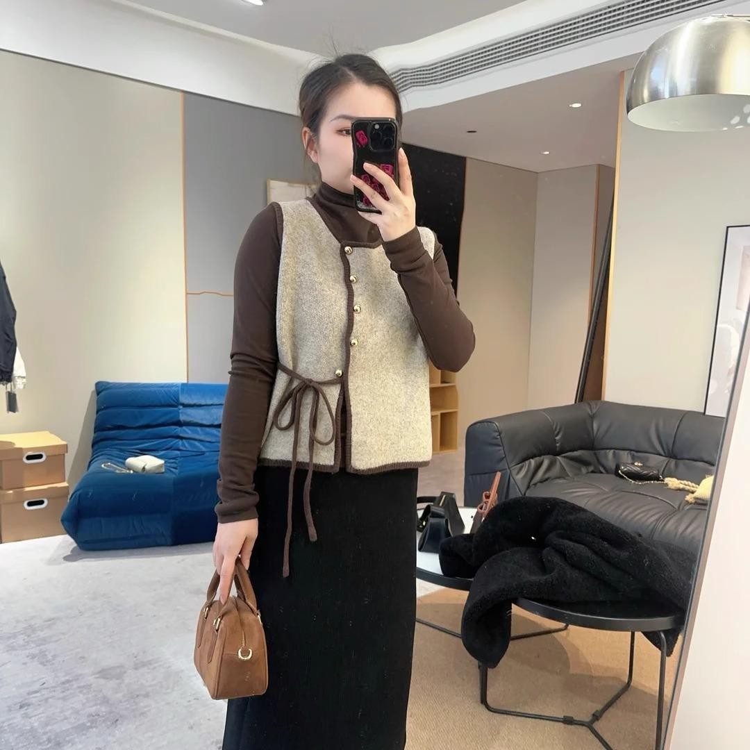 马甲背心+半高领打底衫两件套