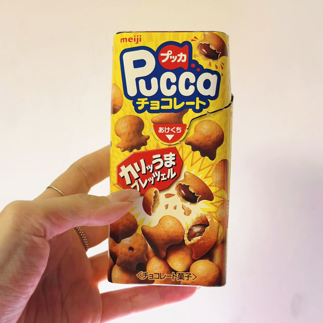 日本明治pucca盐牛奶味饼干 巧克力夹心小鱼饼meiji脆皮朱古力饼