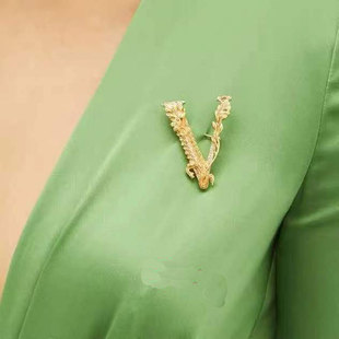 女 潮流新款 网红同款 V胸针别扣针外套衣服百搭款 欧美时髦胸针个性