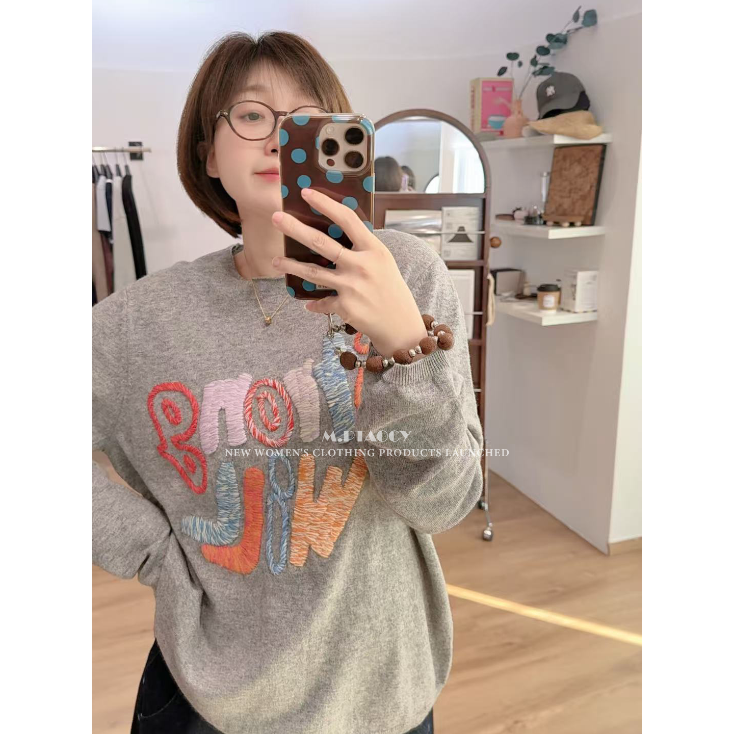 灰色圆领字母刺绣羊毛衫女