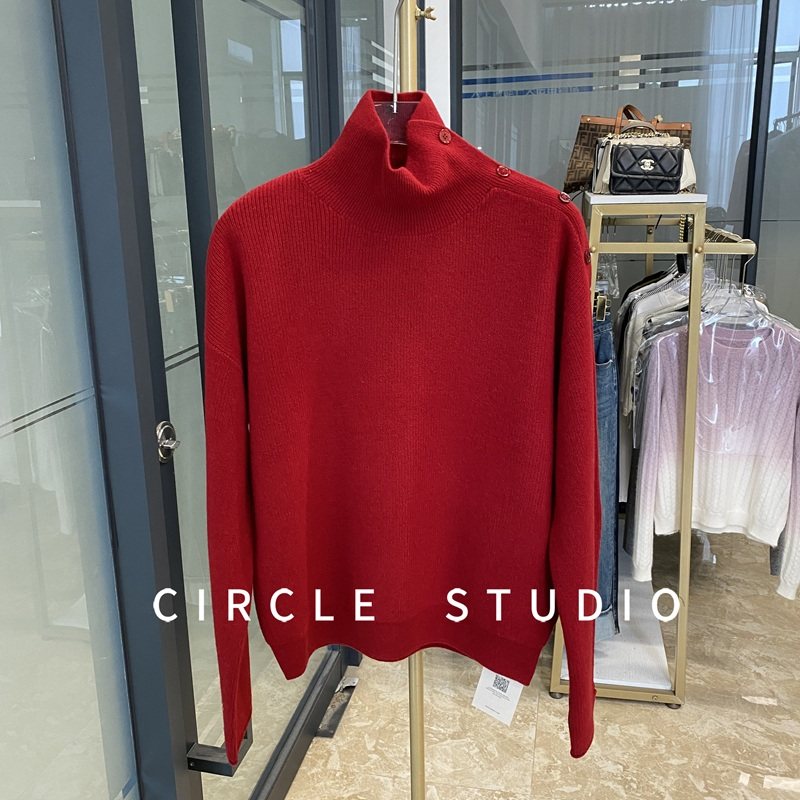 新年氛围 冬季简约优雅斜肩扣高龄羊毛套头针织衫女红色毛衣上衣