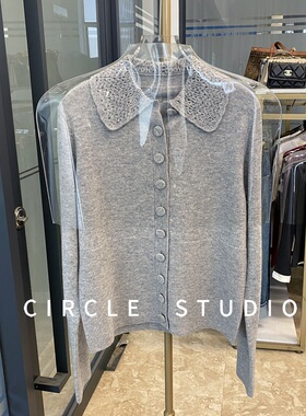 法式温柔 春季新款修身羊毛针织开衫浅灰手工钩花领单排扣女上衣