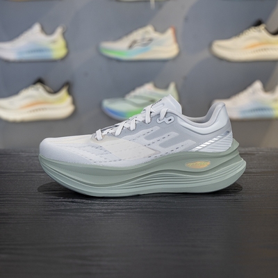 李宁男子缓震保护跑鞋反光