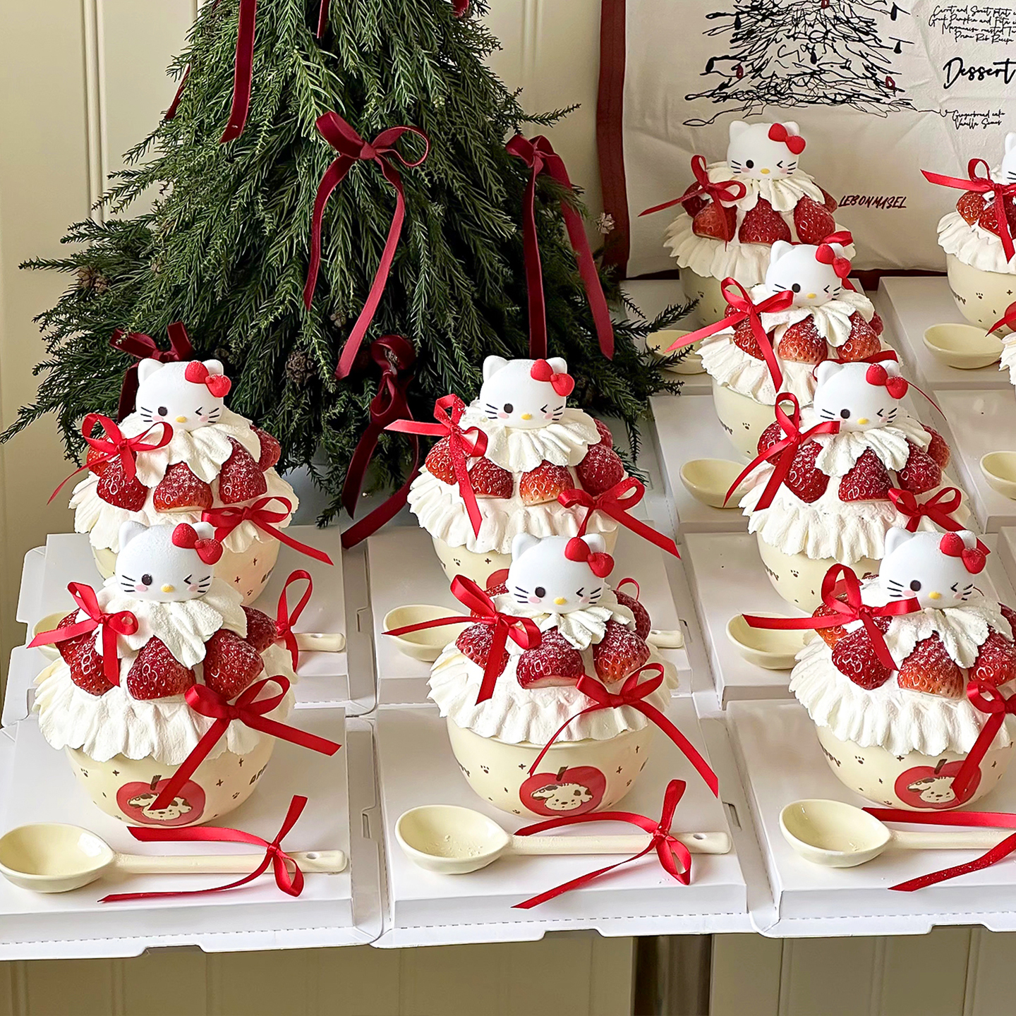 跨年圣诞节kitty猫草莓碗蛋糕