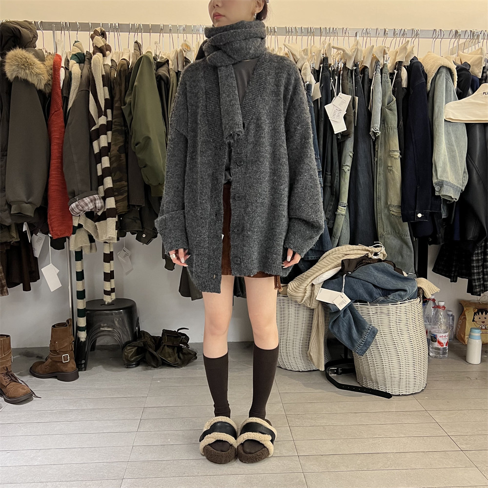 PLNH2025冬季新款韩版设计感宽松显瘦V领针织毛衣开衫+围巾两件套