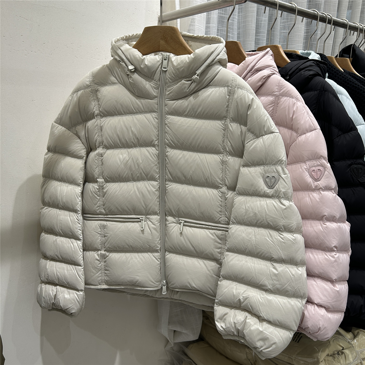 欧洲站欧货2025新款短款连帽羽绒服女90白鹅绒面包服保暖显瘦外套