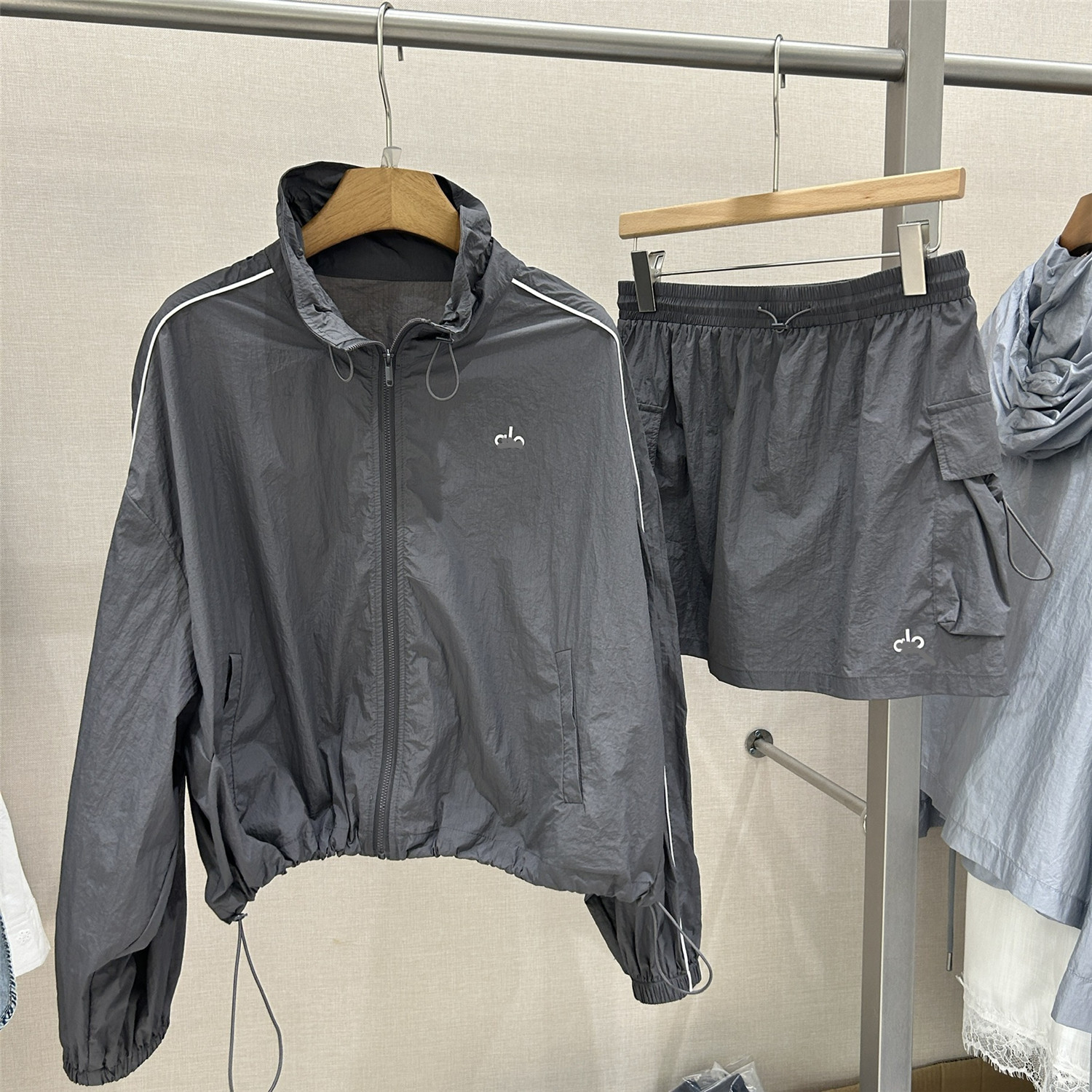 欧洲站欧货运动风立领拉链防晒外套短裙两件套女春季薄款显瘦套装