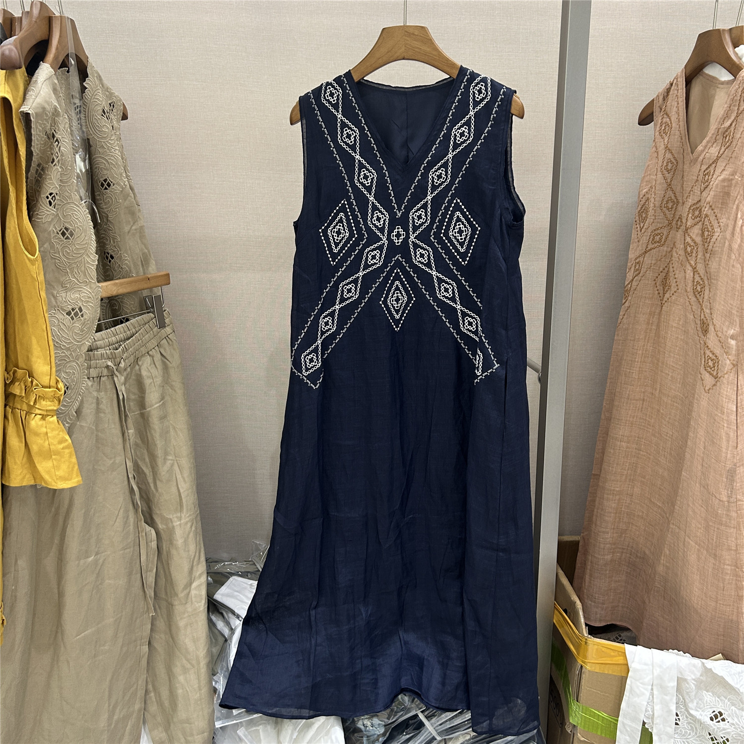 欧洲站欧货V领刺绣苎麻无袖连衣裙女夏文艺宽松背心长裙显瘦