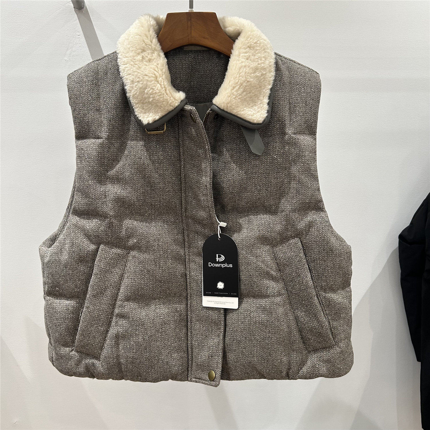 欧货2025秋冬新款翻领羊毛人字纹白鹅绒马甲女显瘦羊毛无袖外套女