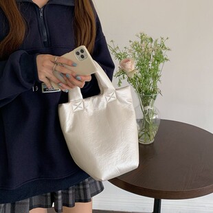 ins小众设计时尚 百搭软皮质感银色手提包水桶包 韩版 新款