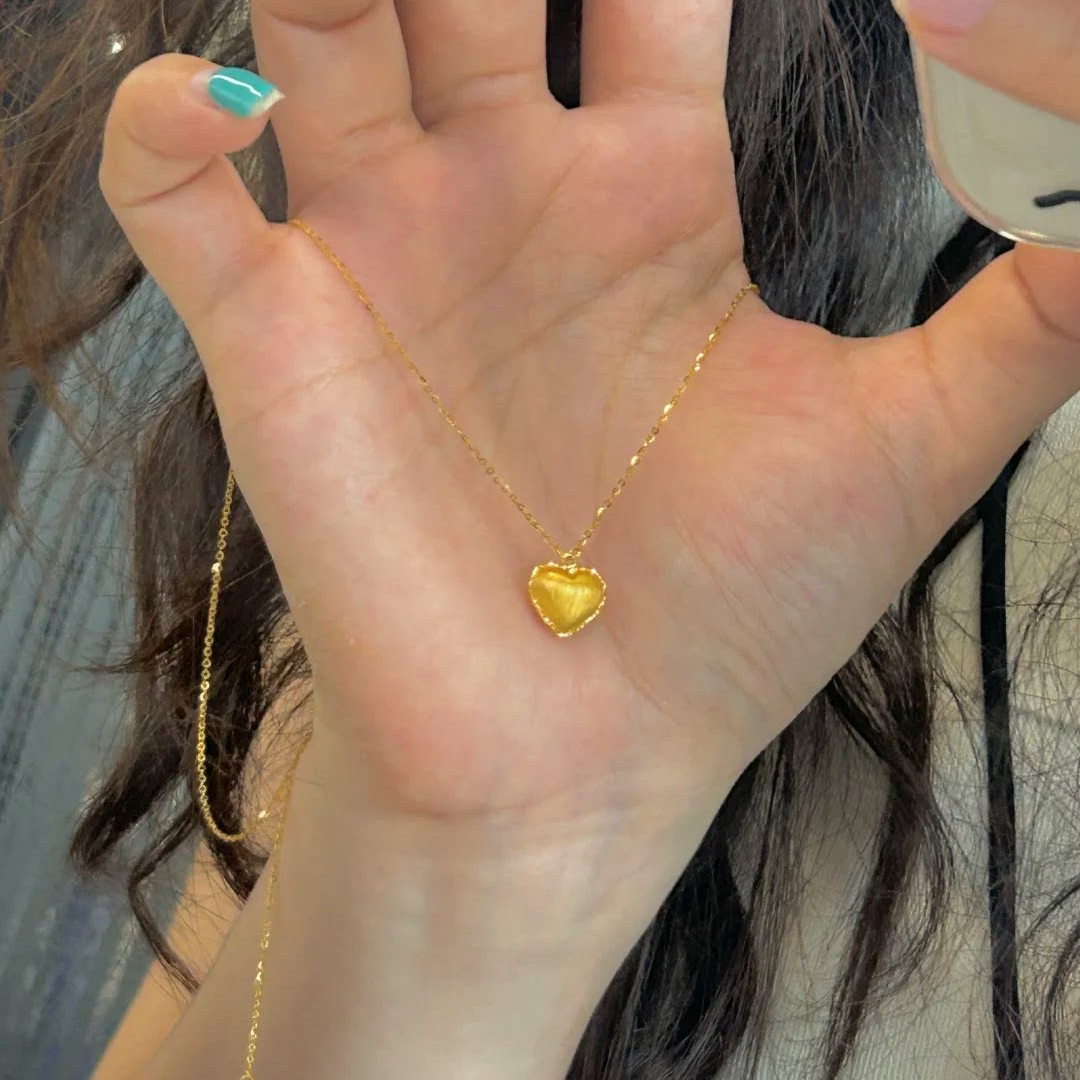 黄金色丝绸拉丝爱心吊坠项链女款高级感小众风轻奢心形锁骨毛衣链