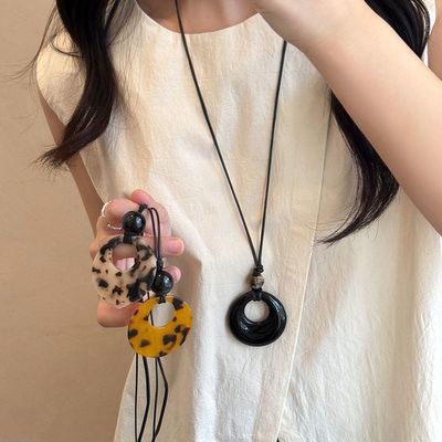 玳瑁色琉璃圆圈吊坠项链女轻奢高级感长款毛衣链复古小众设计配饰