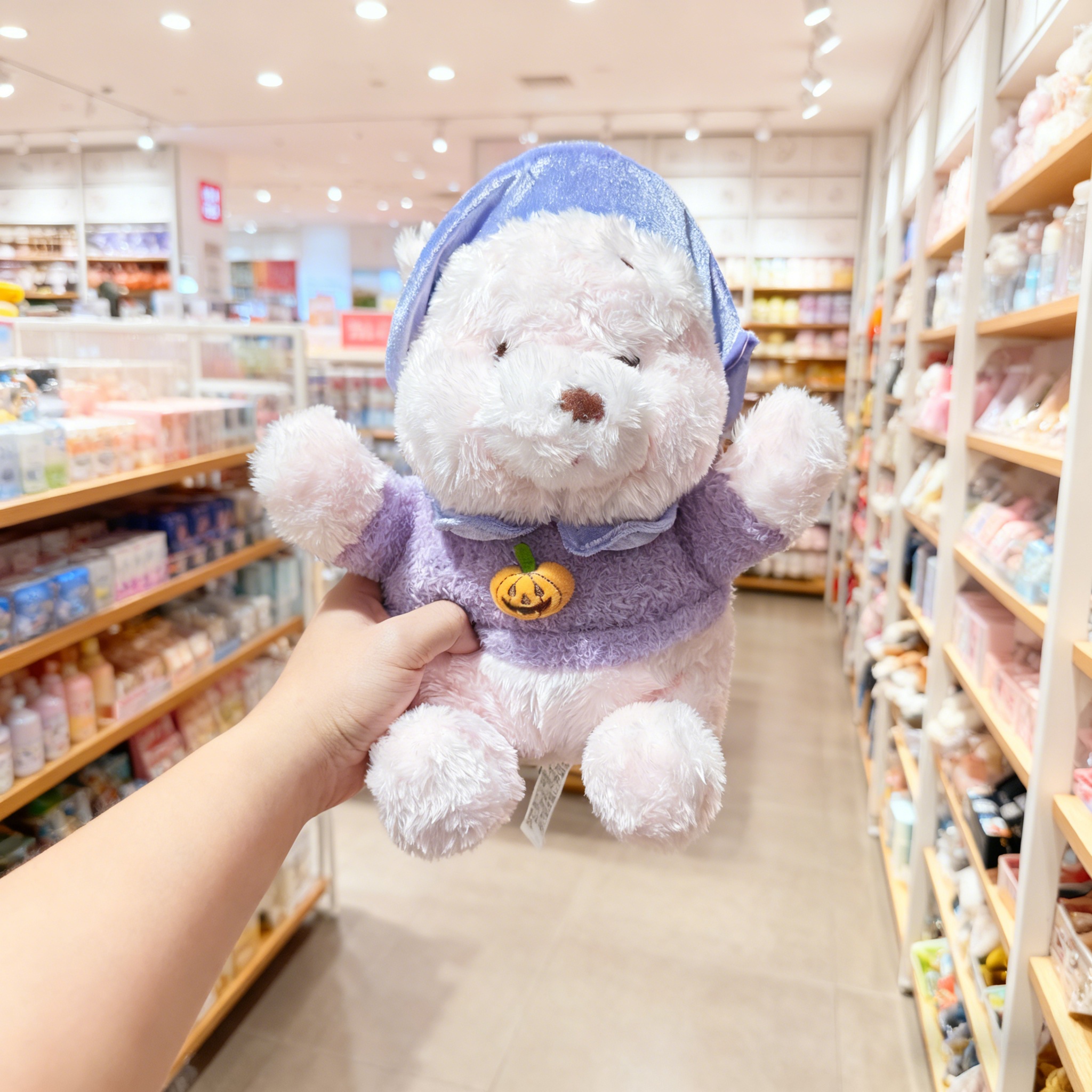 名创优品淘气斗篷维尼坐姿公仔