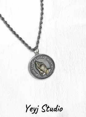 小众设计复古祈祷之手项链男生潮牌百搭嘻哈圆牌毛衣吊坠卫衣链子