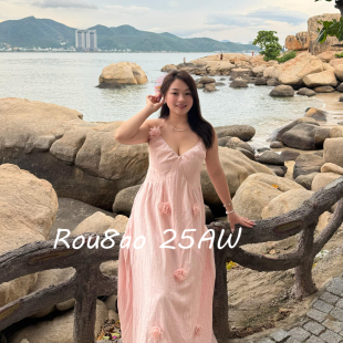 度假风粉色立体花朵吊带连衣裙甜美长裙 法式 Rou8ao微胖大码 女装
