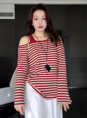 大码女装微胖MM高级感小众气质宽松斜领露肩吊带上衣红色条纹长袖