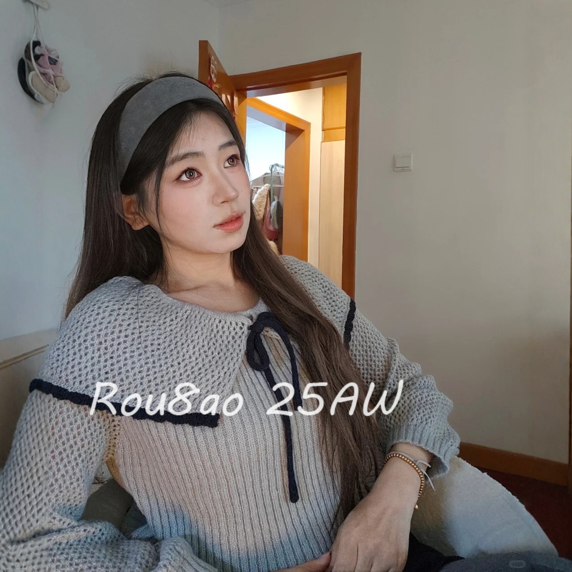 灰色娃娃领正肩针织衫毛衣