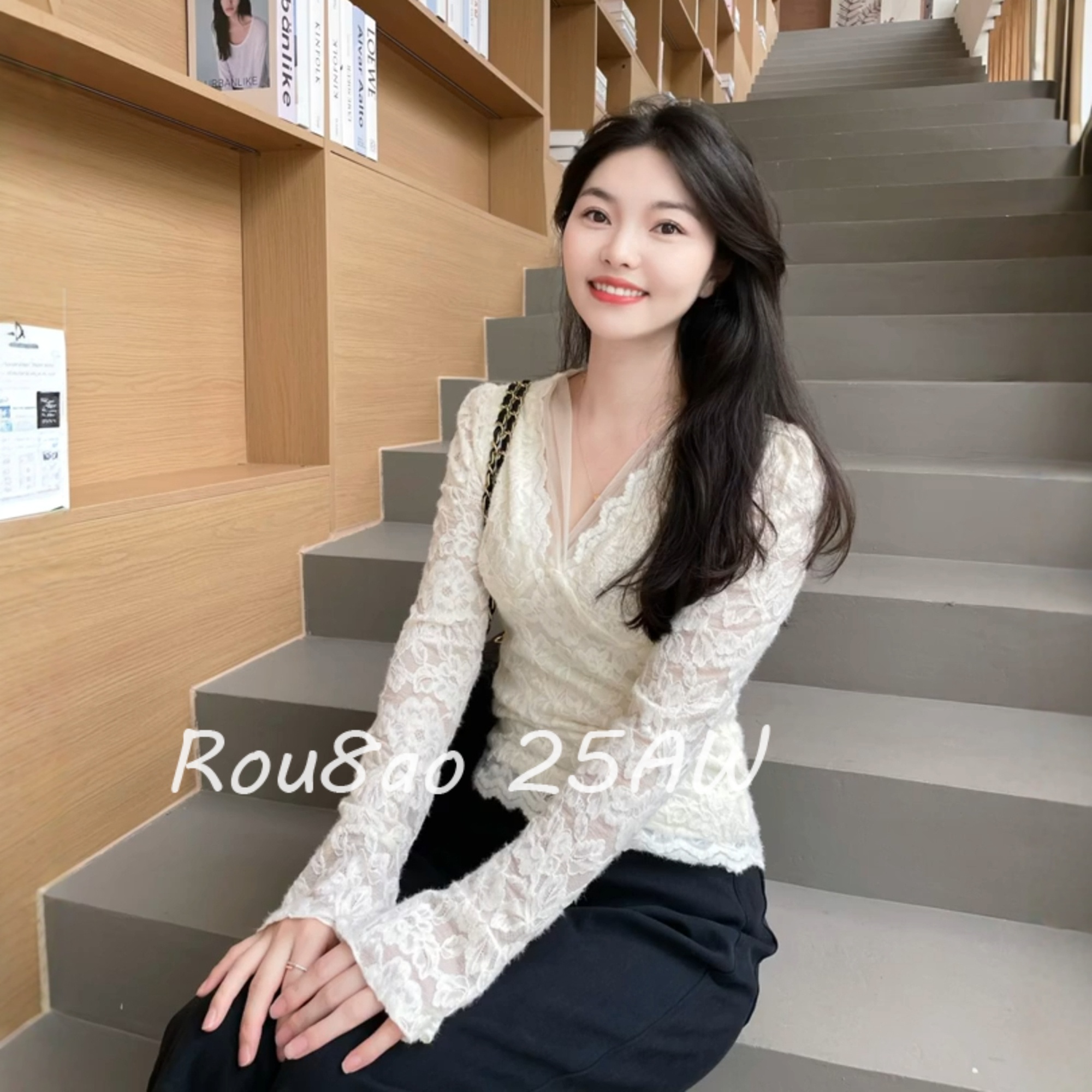 微胖大码女装修身显瘦V领蕾丝衫