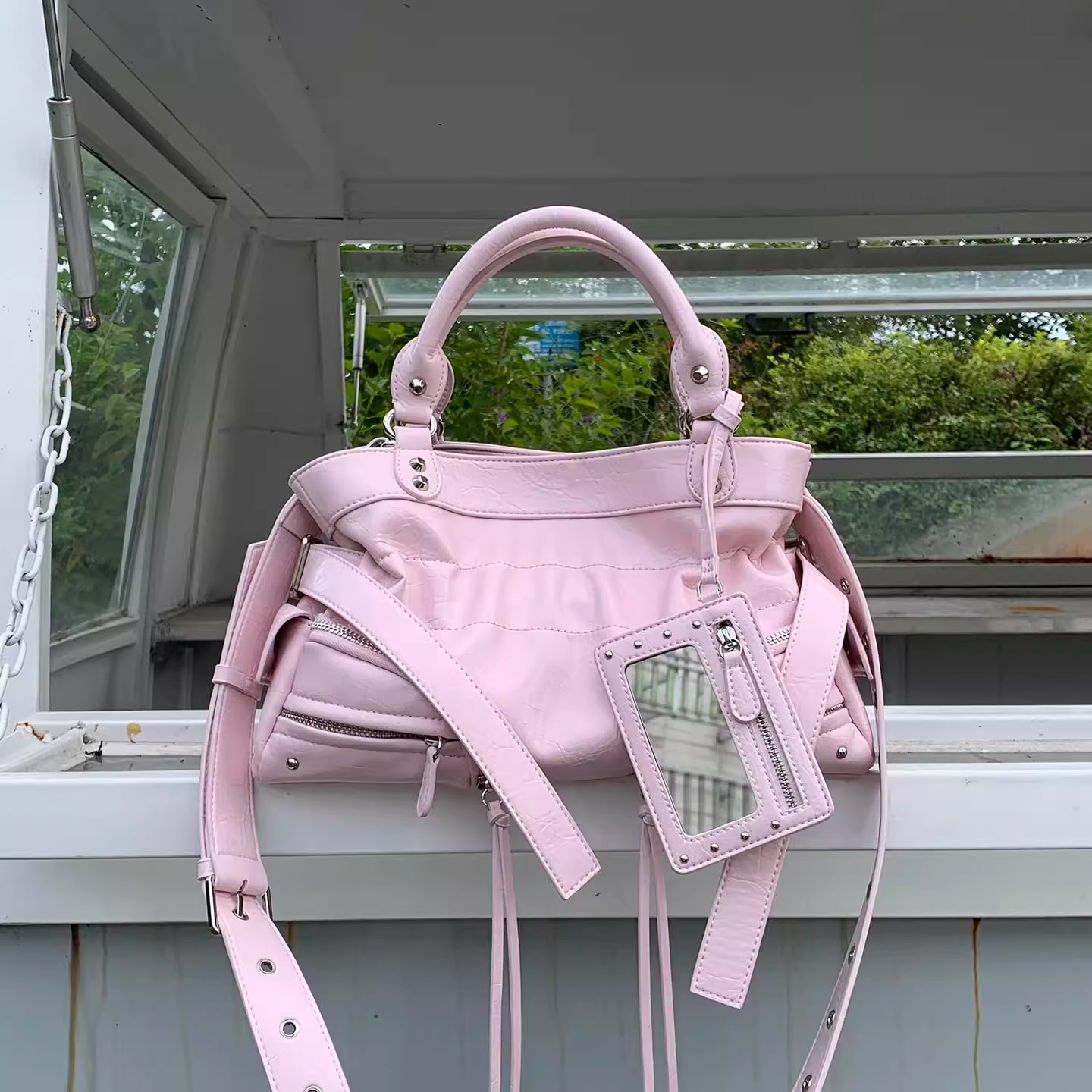 小众设计甜酷辣妹铆钉机车包2025新款大容量通勤褶皱手提斜跨包包