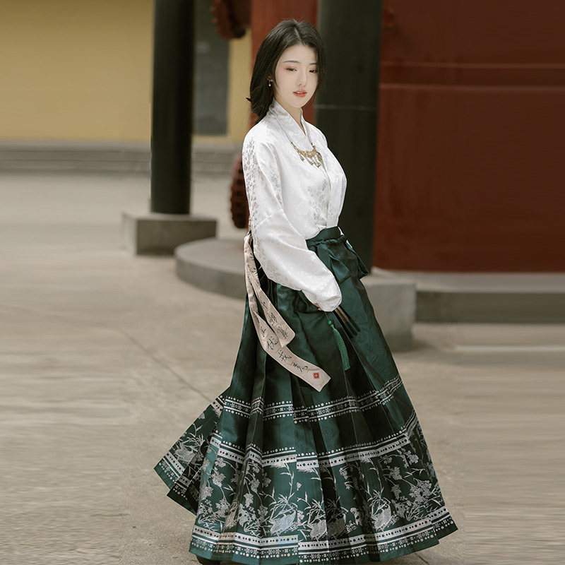 南巷瑾夏秋冬新款马面裙女套装搭配中国风绿色高级感显瘦日常通勤