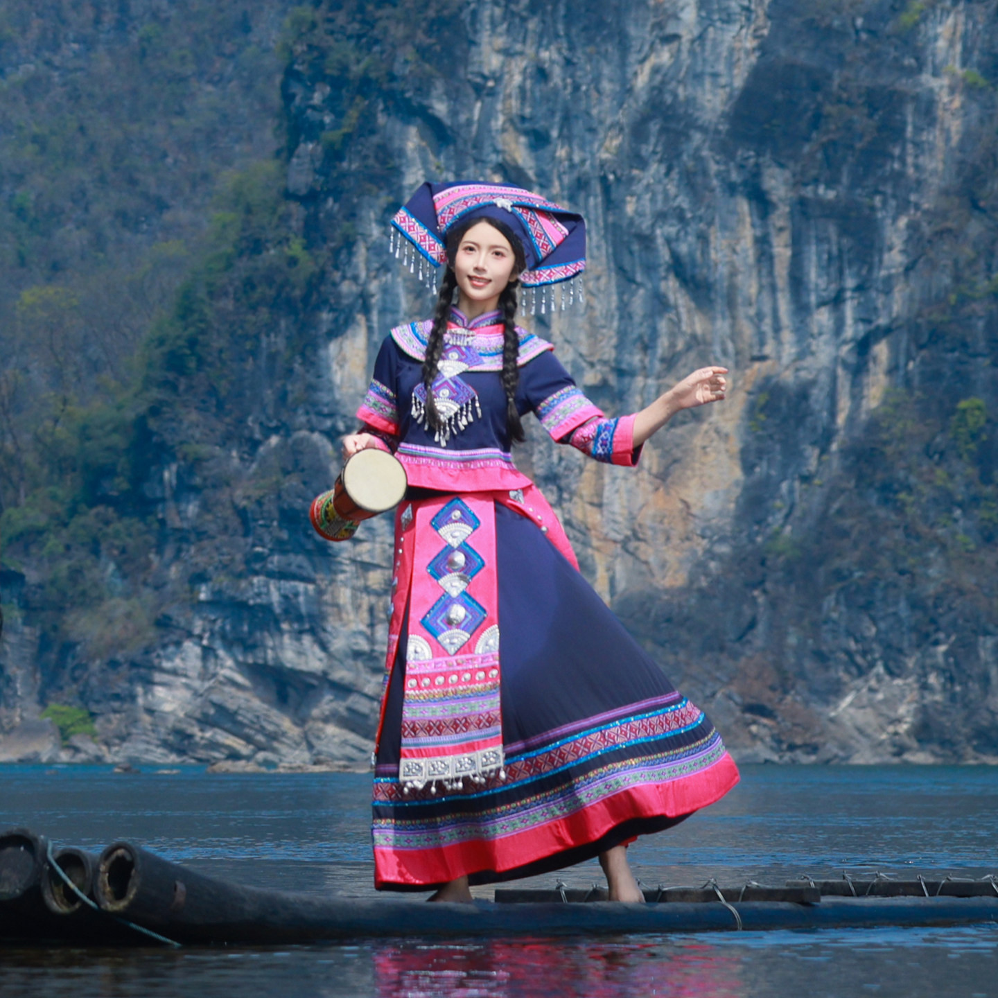 重工刺绣壮瑶女舞蹈演出服图片