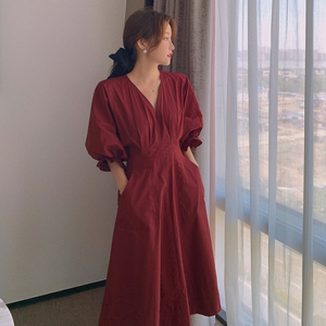 茶歇法式橘色V领泡泡袖连衣裙女春夏2025新款气质高级感收腰长裙,粉色暮云纱吊带裙怎么搭配图片