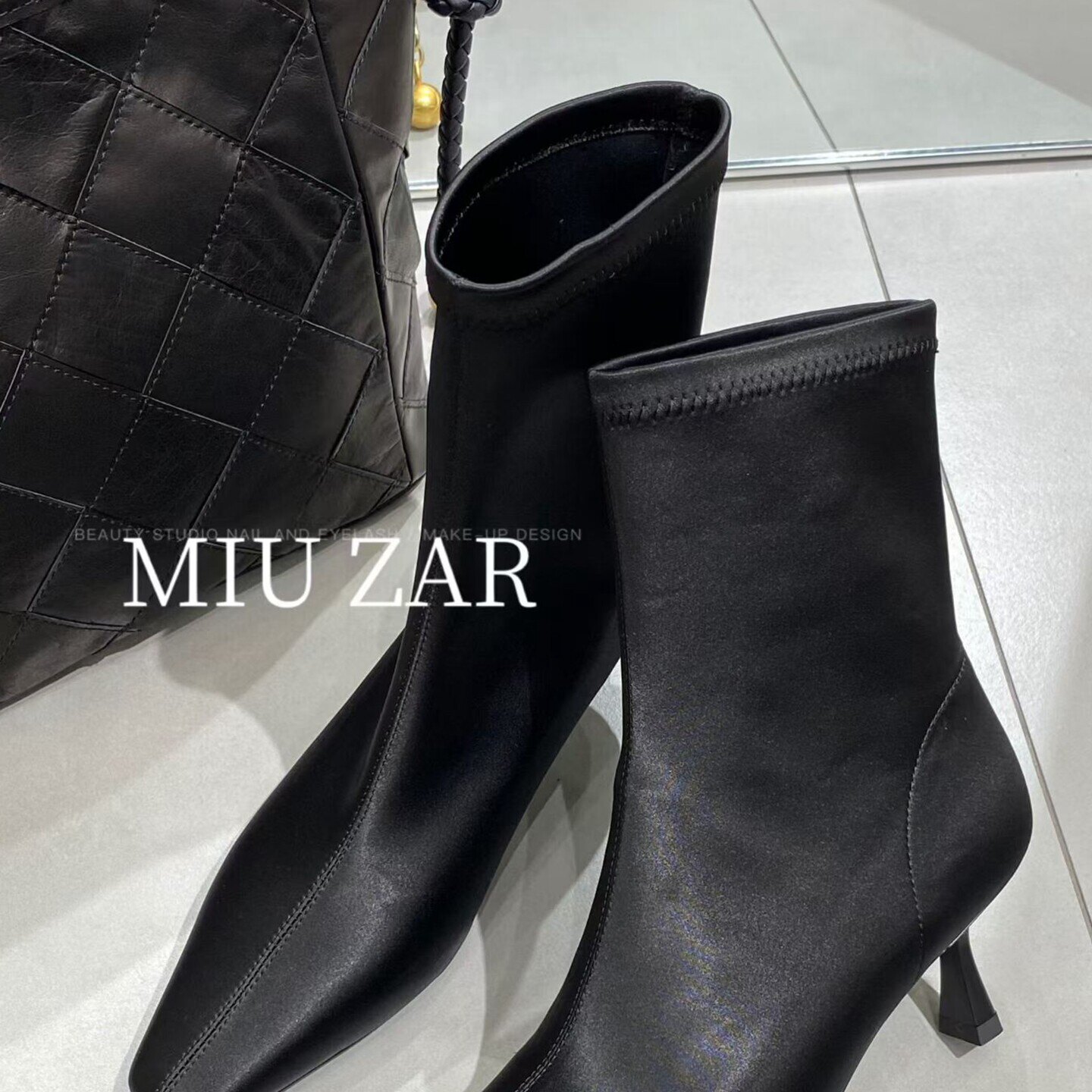 妙莎MIUZAR女鞋2026冬新款弹力绸缎方头套筒时装气质女人中跟短靴