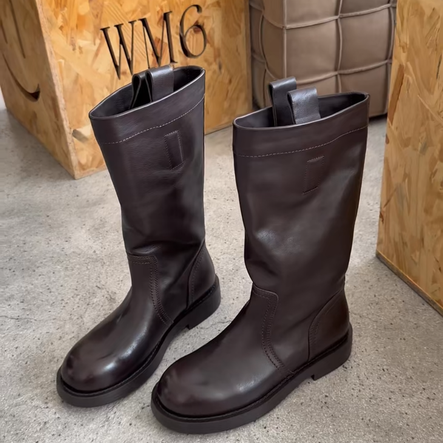 WM6欧货女鞋2025冬季新款牛皮圆头套筒简约平底时装中筒骑士靴