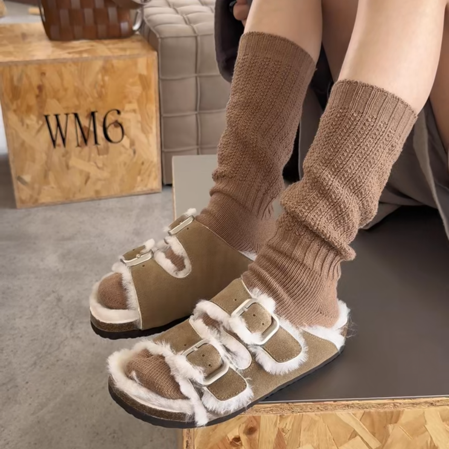 WM6欧货女鞋2025秋冬新款牛皮拼色羊毛圆头皮带扣平底时尚毛拖鞋